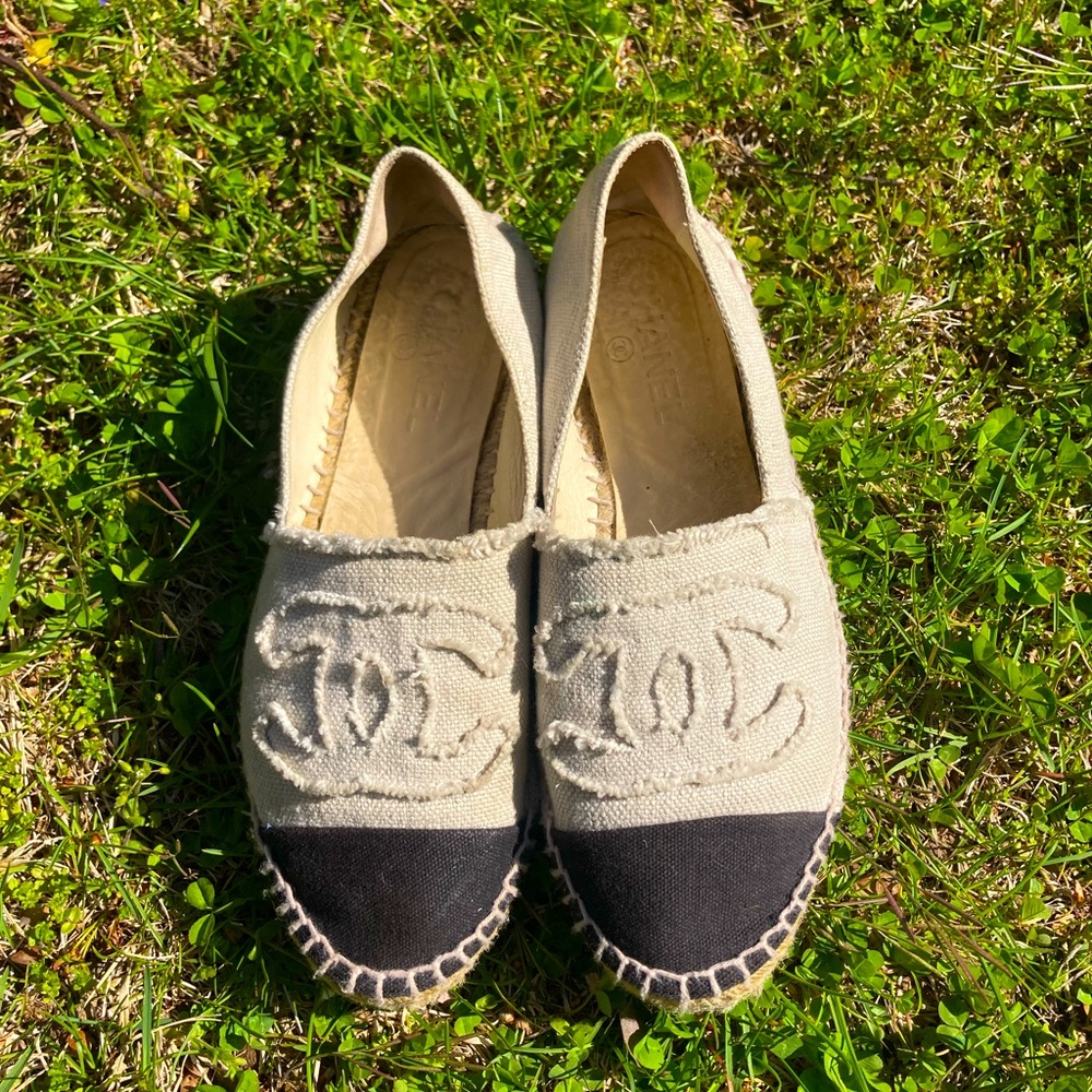🌻Preloved Chanel Espadrilles.  Size 39.  Solid 39 / US 8 1/2